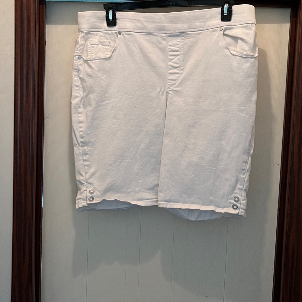 Gloria Vanderbilt White Women's Bermuda Shorts